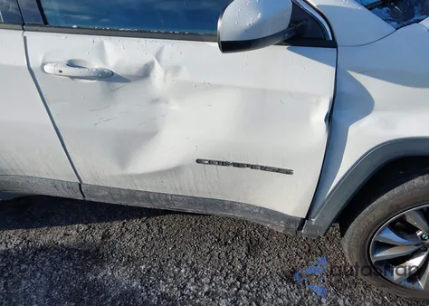 2018 Jeep Compass Latitude 4X4 z USA, uszkodzony, nr VIN 3C4NJDBB5JT144320